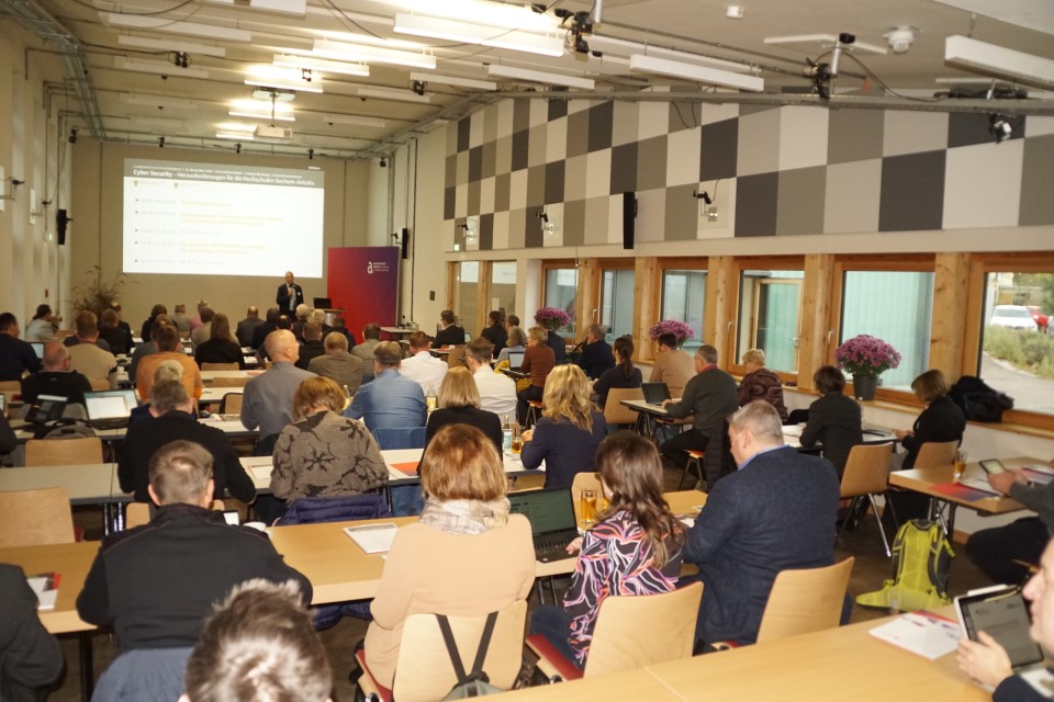 Blick aus hinterem Saalbereich auf Vortragsbühne; Foto: Hochschule Anhalt | Renate Geue 